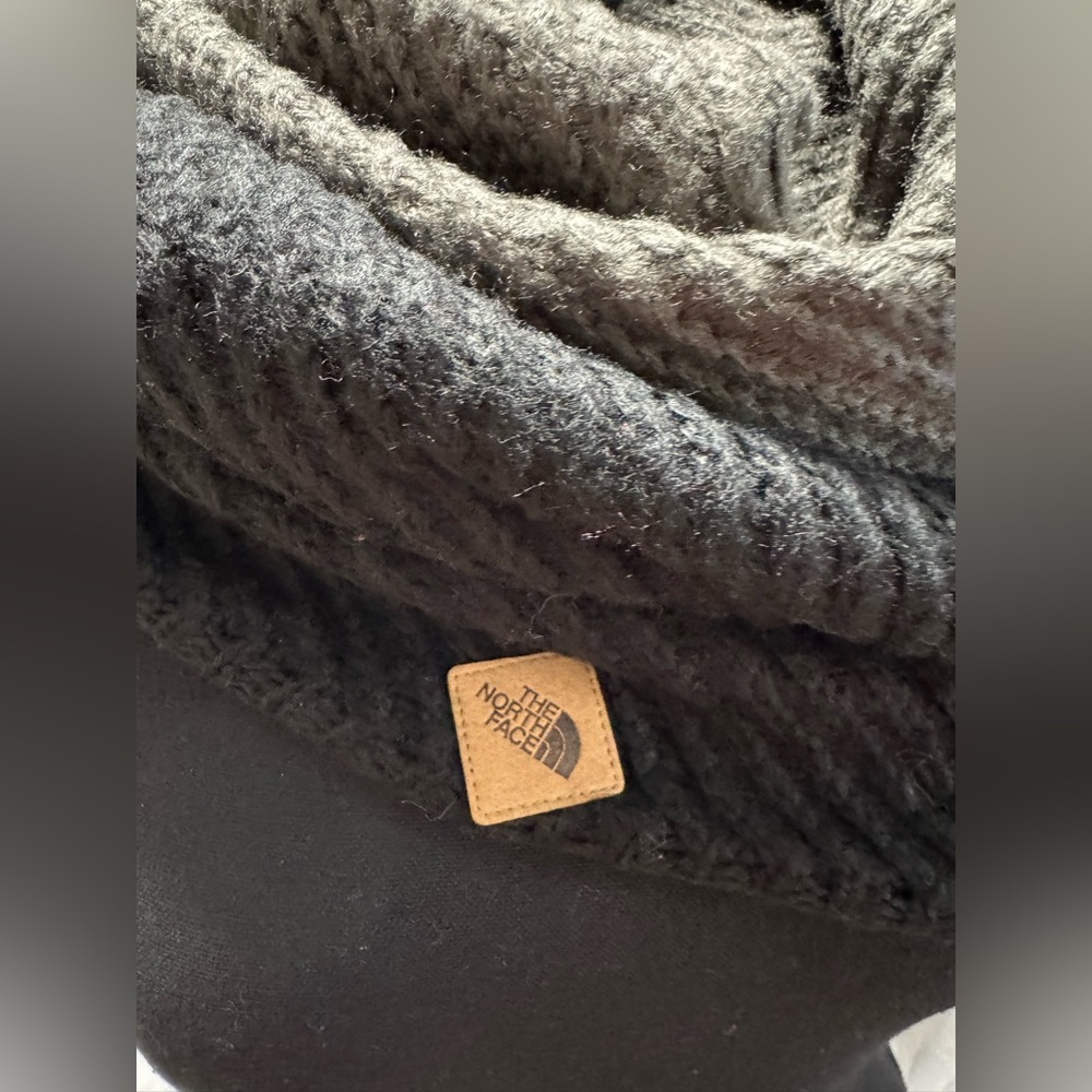 The North Face Gradient Gray Knit Infinity Scarf - Unisex One Size - Picture 2 of 4